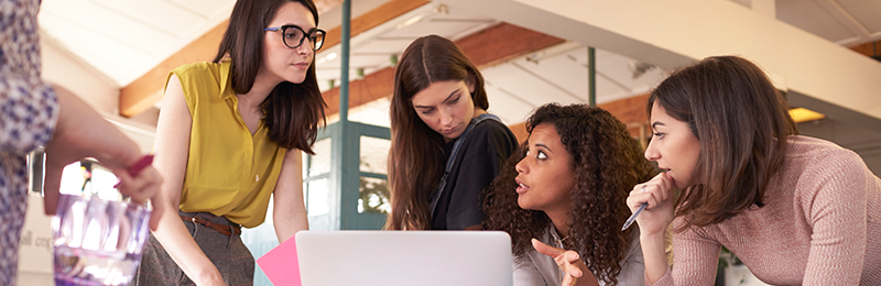 Indra invita a mujeres universitarias a proponer ideas para mejorar la sociedad mediante la tecnología en su primer Hack day