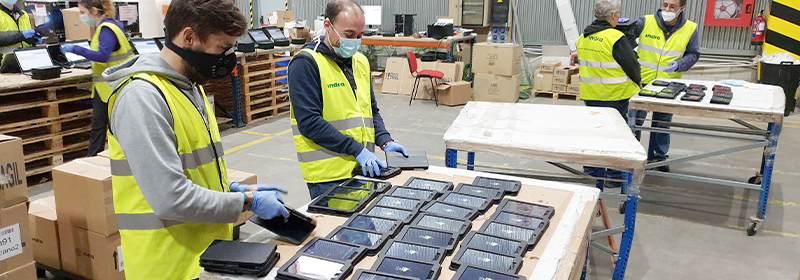 Indra dona 808 tabletas más para reducir la brecha digital educativa, alcanzando una donación total de 9.748 dispositivos durante la pandemia