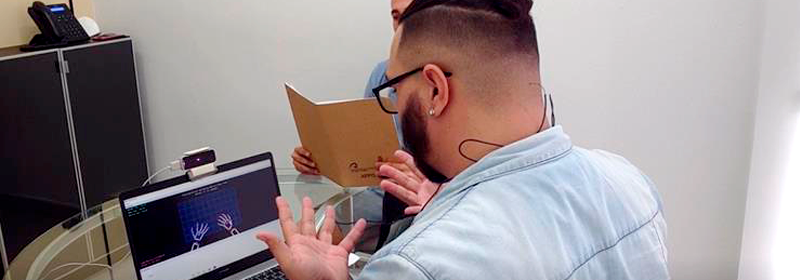 Indra y Fundación Universia impulsan un dispositivo creado por la ULPGC que “da voz” a las personas sordas al interpretar la lengua de signos