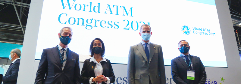 Su Majestad el Rey Felipe VI visita el stand de Indra en el World ATM Congress