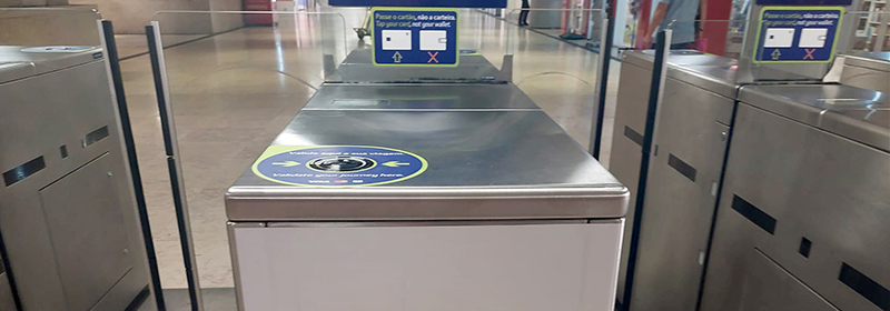 Tarjeta bancaria, móvil o smartwatch: Indra dota al metro de Lisboa con uno de los sistemas de acceso más cómodos y avanzados de Europa