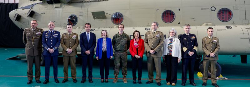 The Spanish Minister of Defense visits Indra’s new Chinook CH-47F simulator, Europe's first for the new version of this helicopter