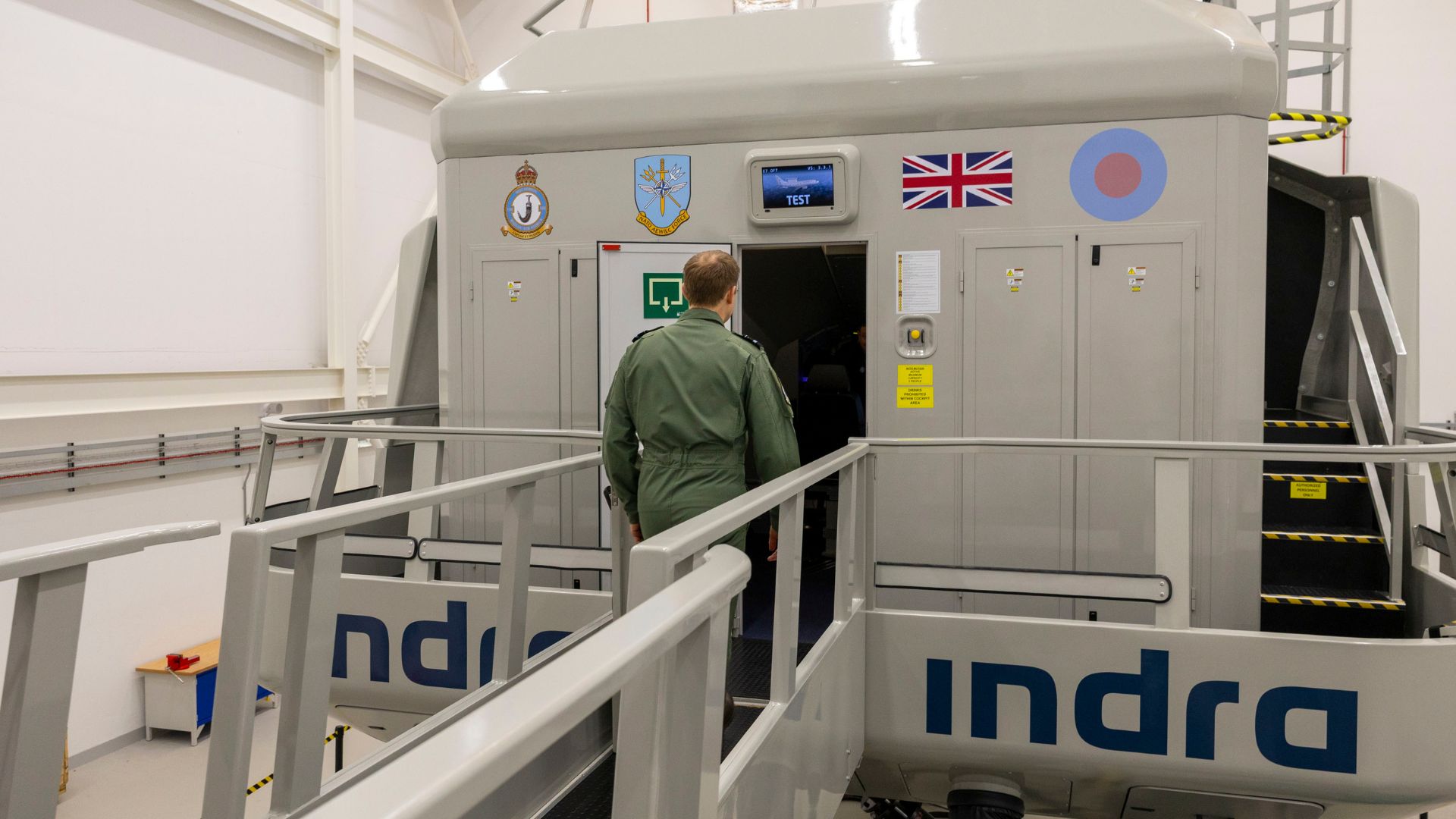 El simulador del avión de vigilancia y alerta temprana E-7 Wedgetail de Indra ya entrena a los pilotos de la Royal Air Force británica