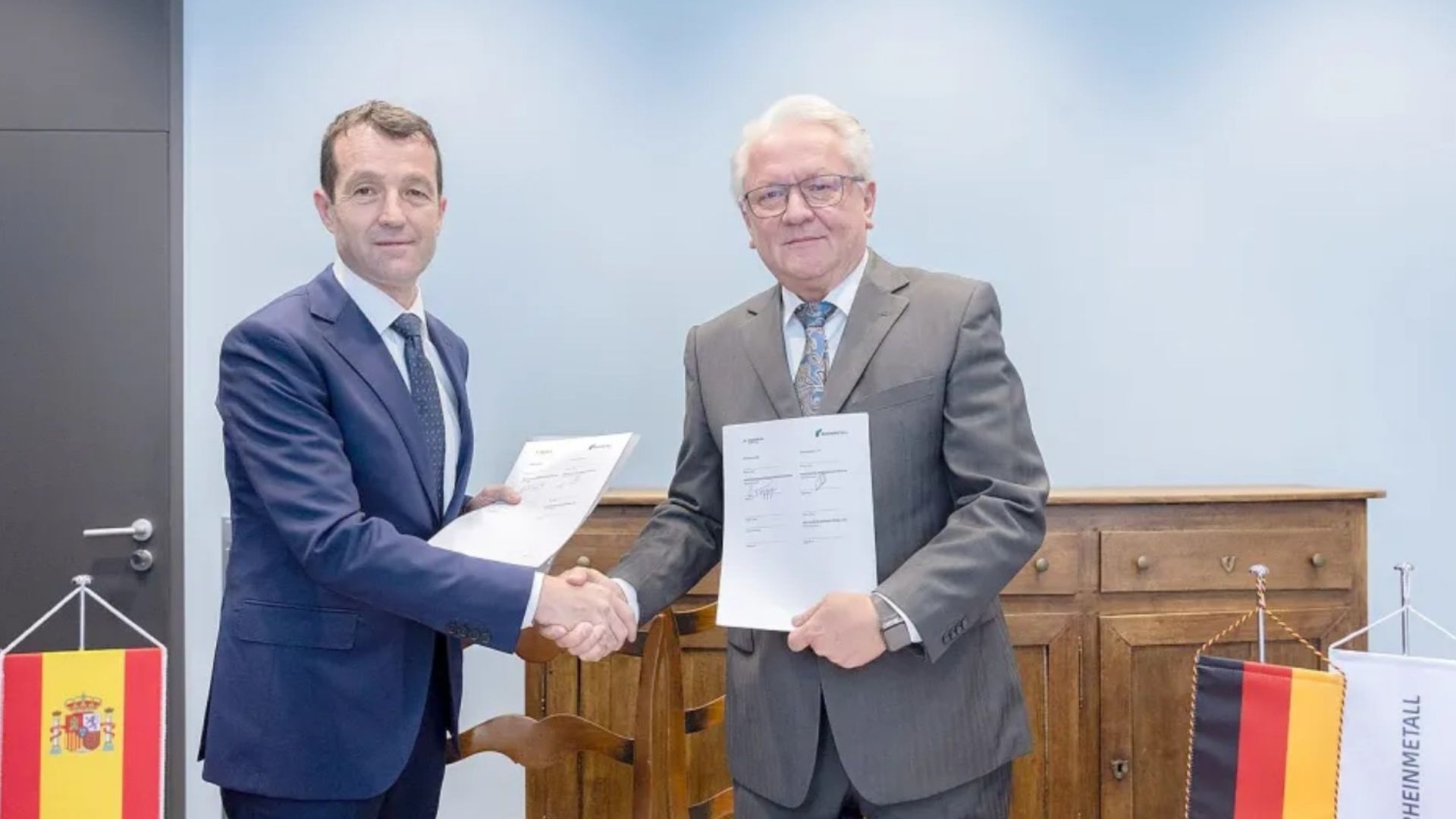 Rheinmetall e Indra Group firman un memorando de entendimiento para reforzar su alianza estratégica con la vista puesta en un importante contrato de vehículos
