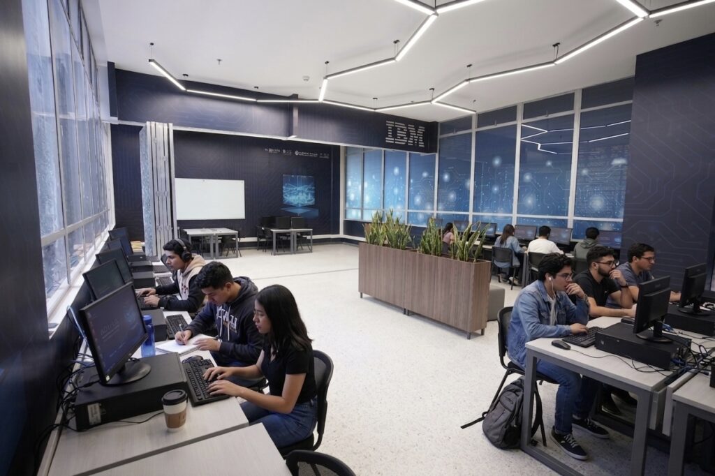 Centro de Excelencia en Inteligencia Artificial abre inscripciones para certificaciones internacionales